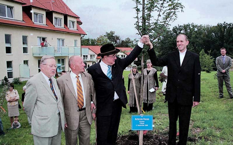 Medžio sodinimas von Šteteno pilyje. Iš kairės V. Landsbergis, A. Račas, V. fon Štetenas, vyskupas E. Bartulis. V. fon Šteteno asmeninio albumo nuotr.